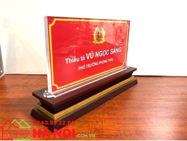 Biển chức danh mica đế gỗ mặt 5mm Biển chức danh mica đế gỗ mặt 5mm